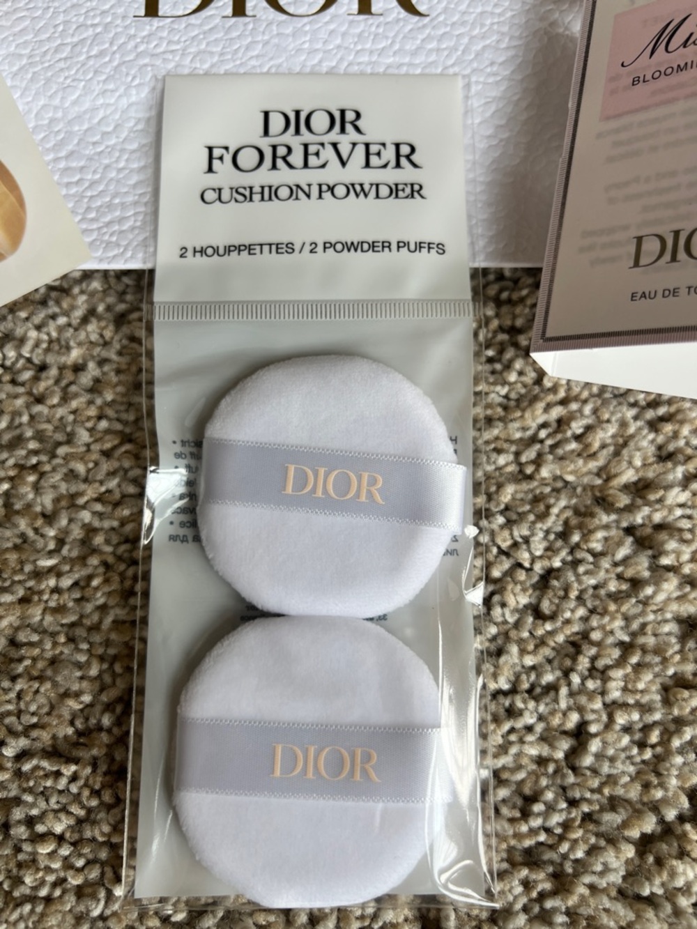 Dior White Gift Bag with 2 Powder Puffs & J’Adore L’Or & Miss Dior Samples New - Picture 7 of 8